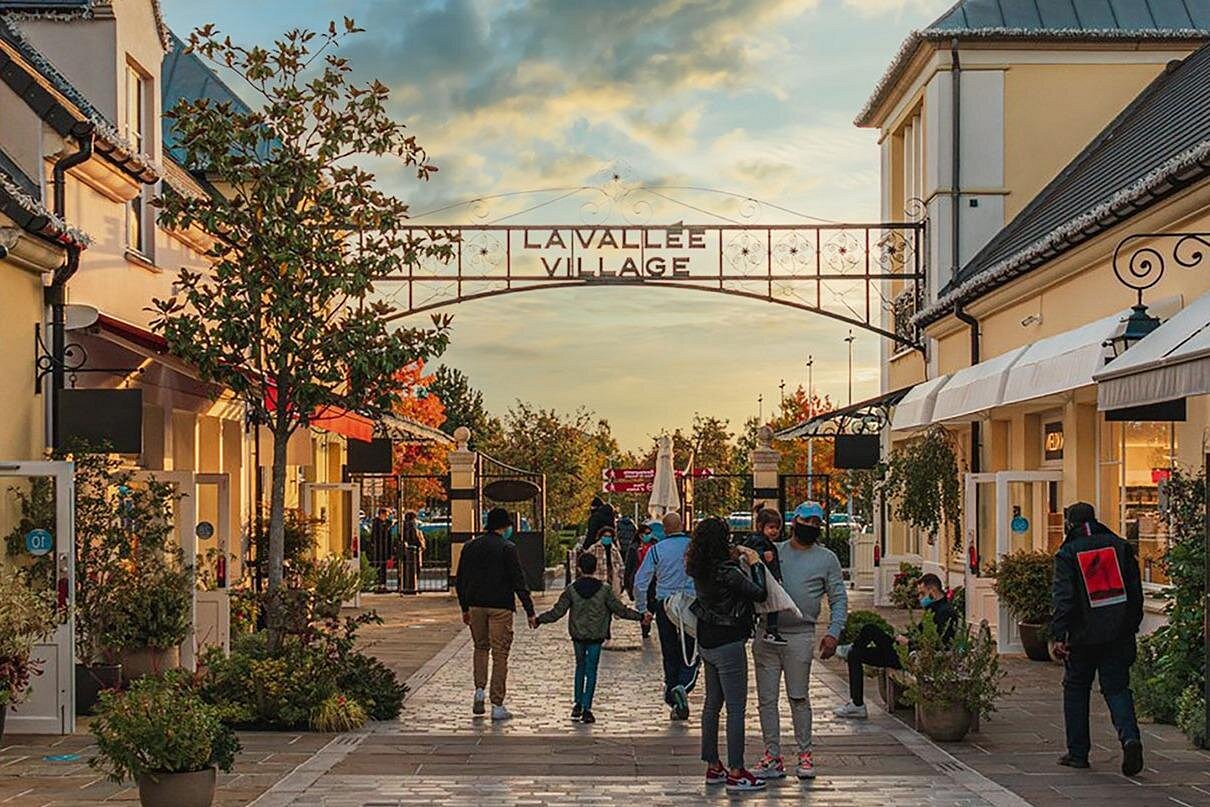 La Vallée Village 巴黎完全攻略：RER A 直達、VIP Card 免費拿、Hands-Free 怎麼申請