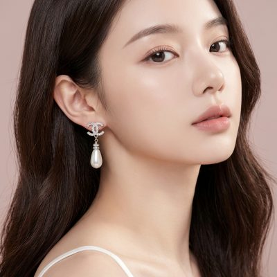 CHANEL 銀色珍珠水鑽耳環（夾式）