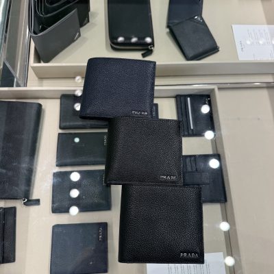 PRADA 經典粒紋短夾